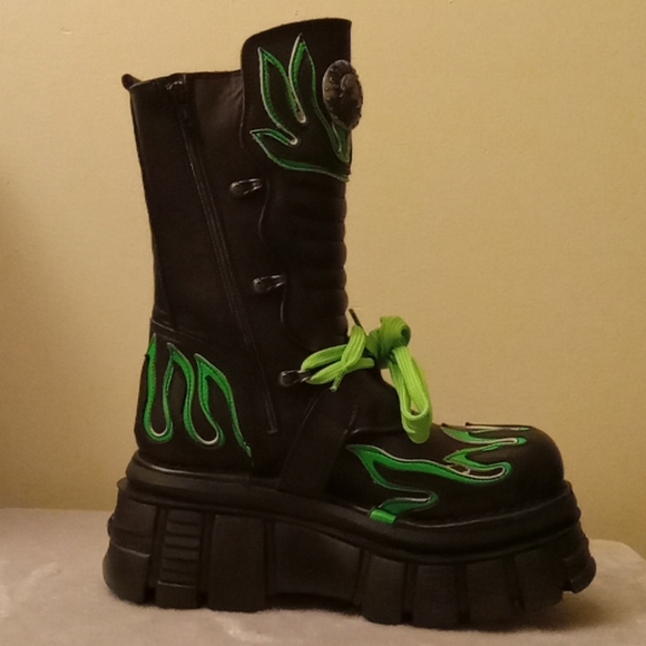 SOLD OUT EVERYWHERE! Black 🖤 and Green Combat Boots SIZE:9 COLOR: Black/ Green - Picture 3 of 8